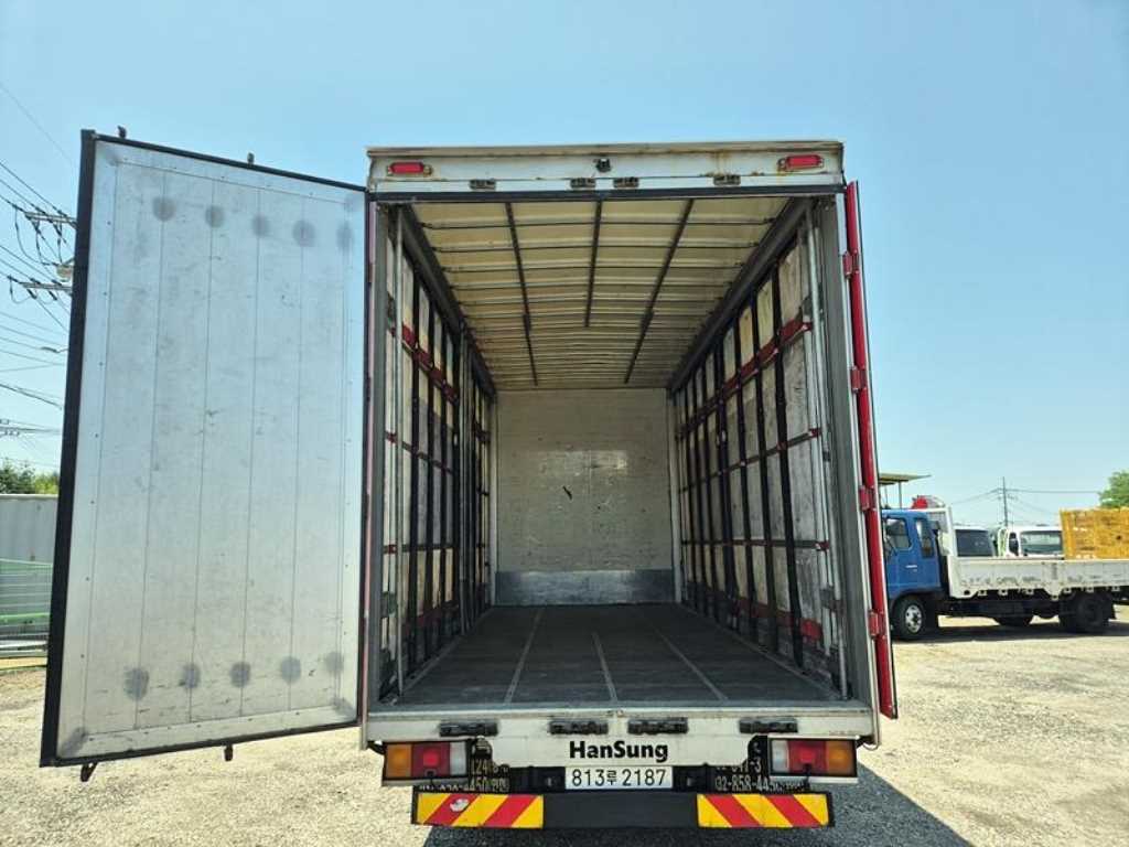 medium and large cargo truck - Vista 5