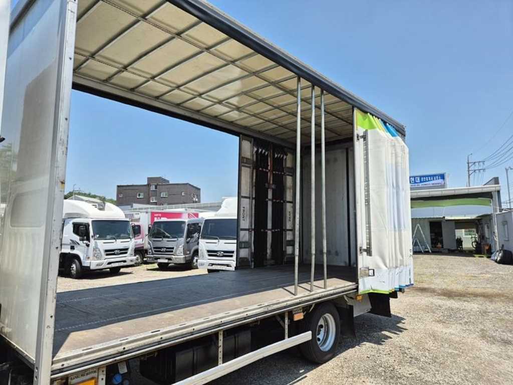 medium and large cargo truck - Vista 9