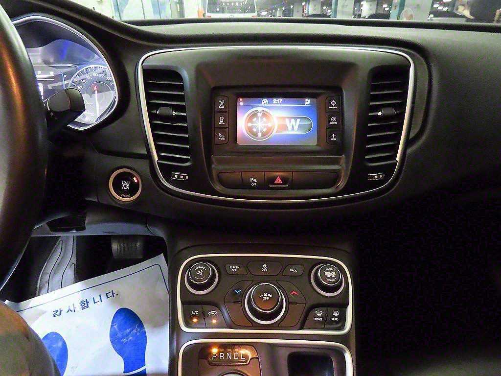 Chrysler 200 - Vista 11