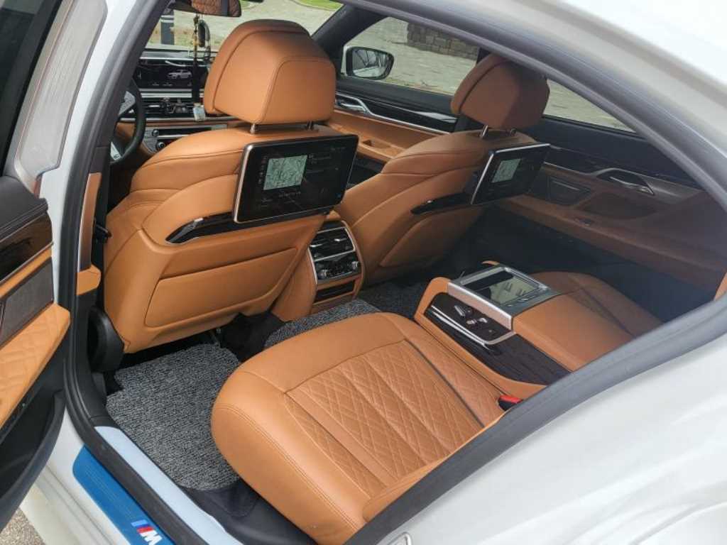 BMW 7 Series - Vista 8