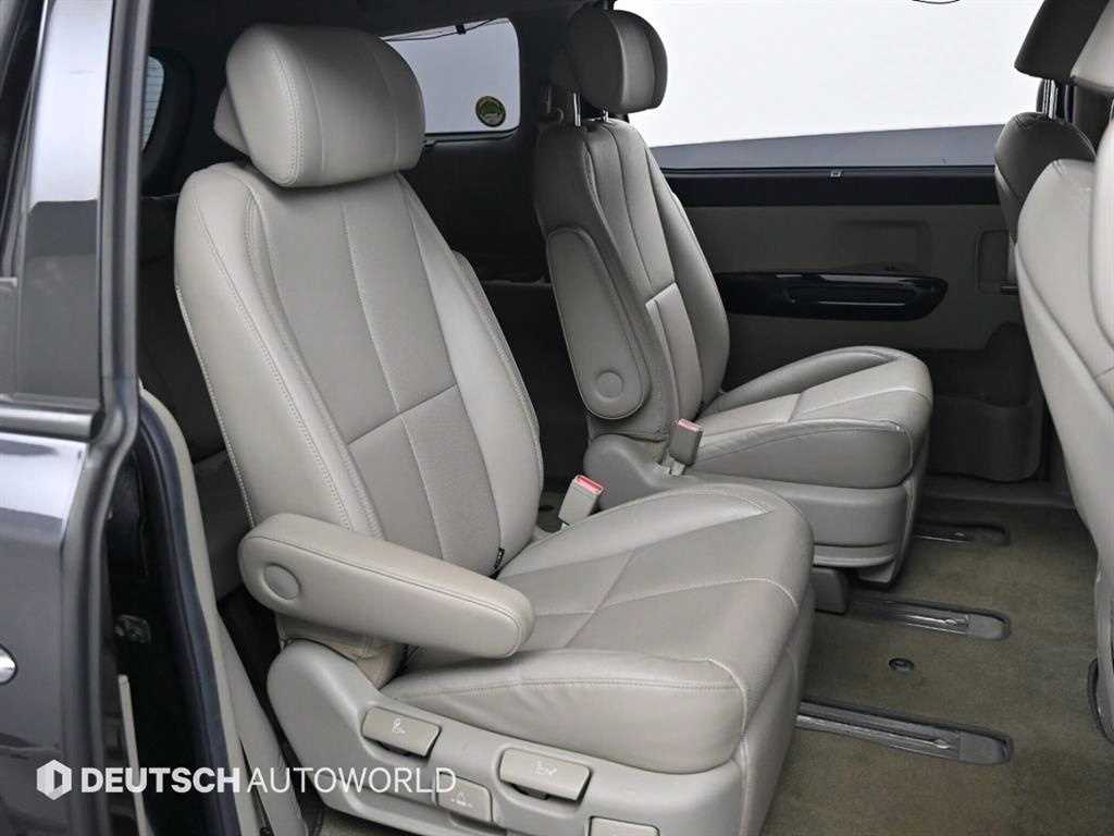 KIA Carnival - Vista 12