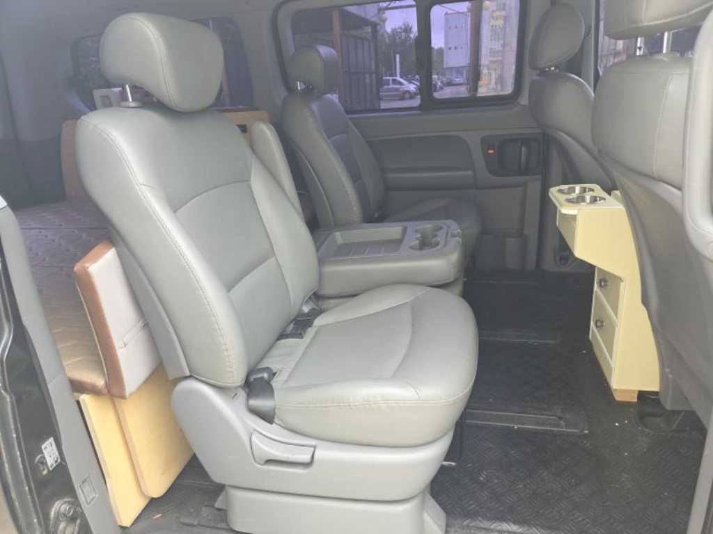 HYUNDAI Starex - Vista 10