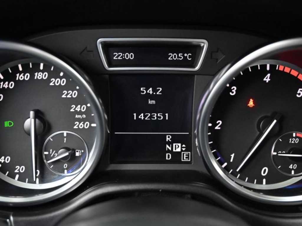 Mercedes Benz M Class - Vista 8