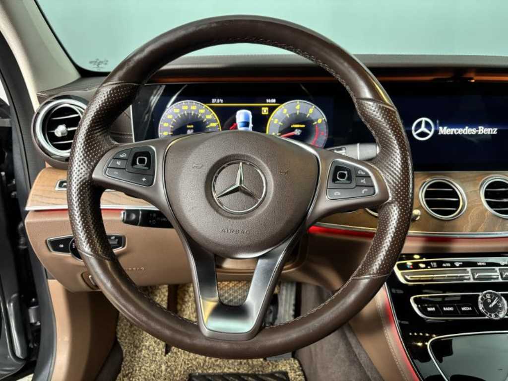 Mercedes Benz E class - Vista 5