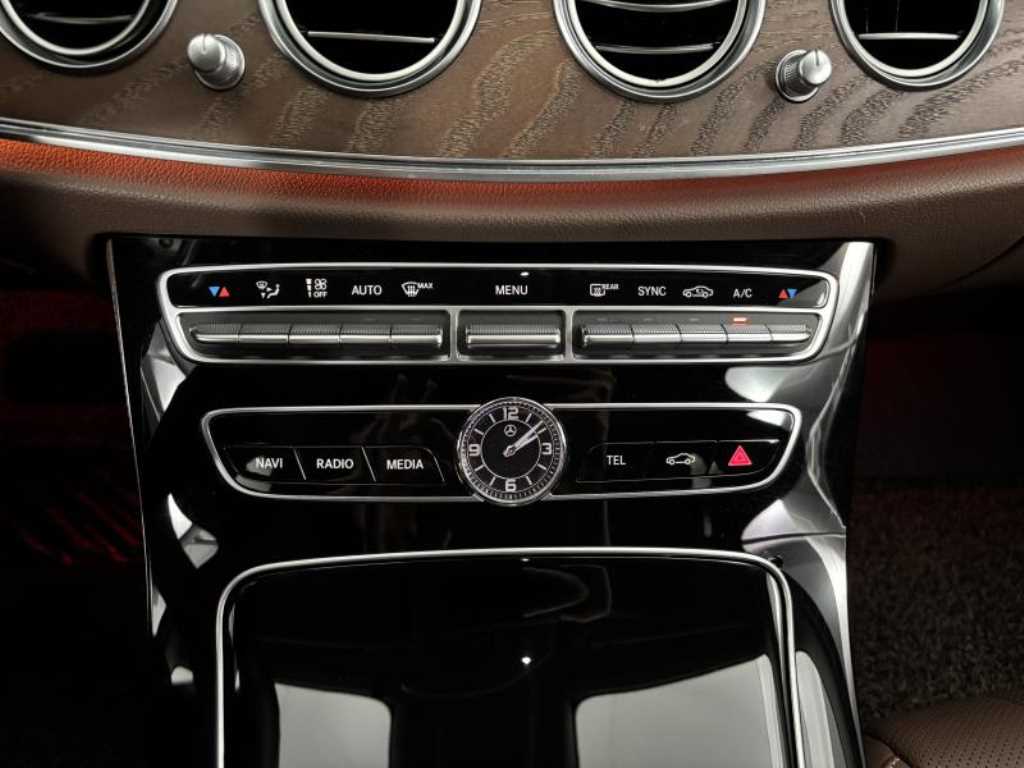 Mercedes Benz E class - Vista 8