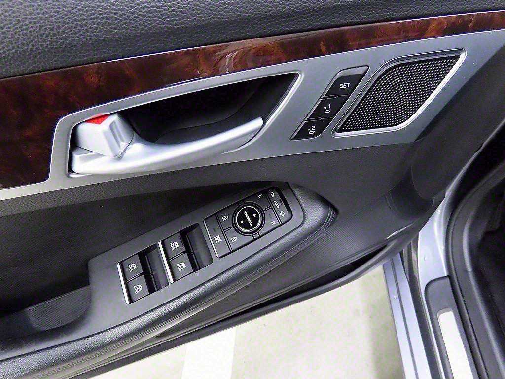 HYUNDAI Genesis - Vista 11