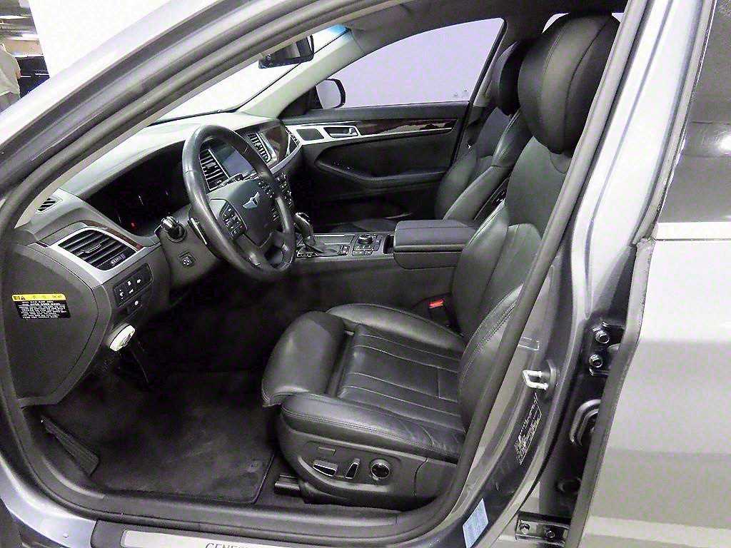 HYUNDAI Genesis - Vista 5