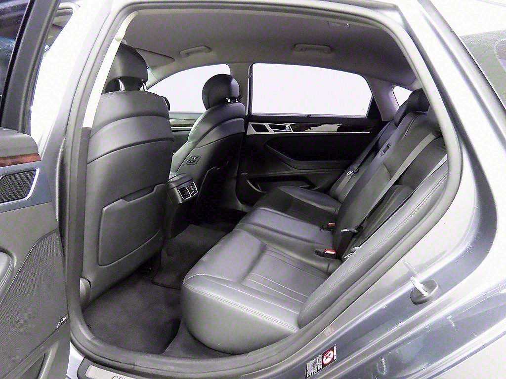 HYUNDAI Genesis - Vista 6