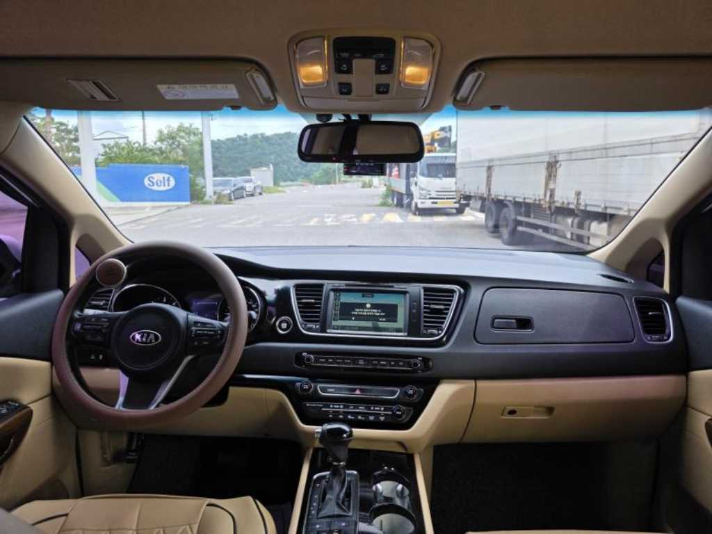KIA Carnival - Vista 12