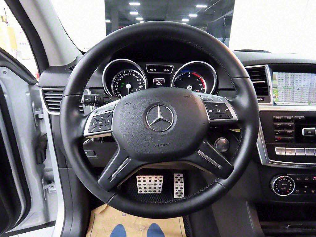 Mercedes Benz M Class - Vista 8