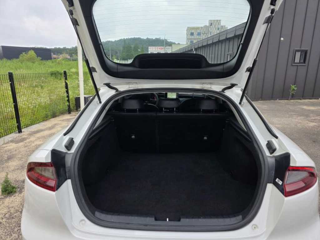 KIA Stinger - Vista 4