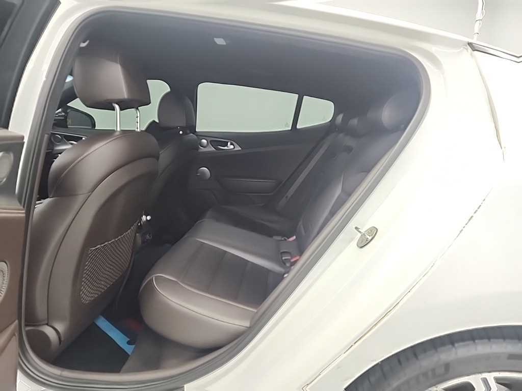 KIA Stinger - Vista 12