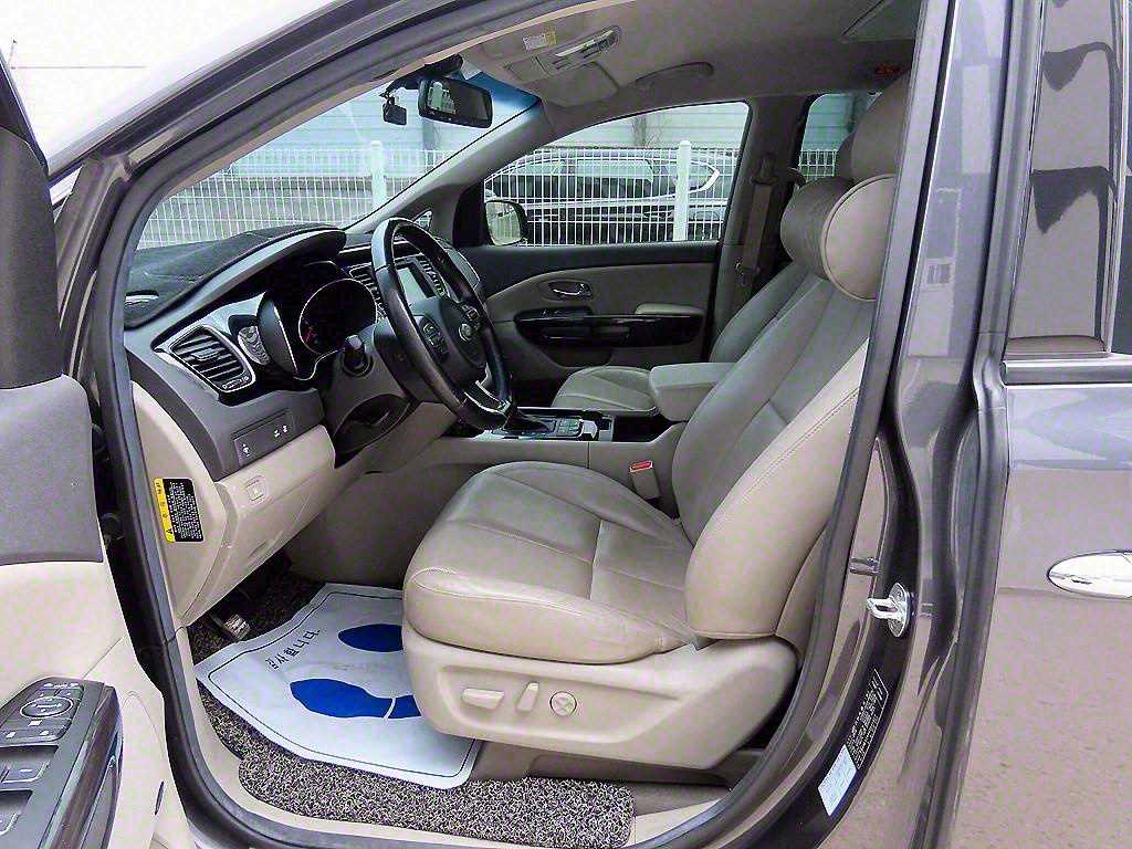 KIA Carnival - Vista 5
