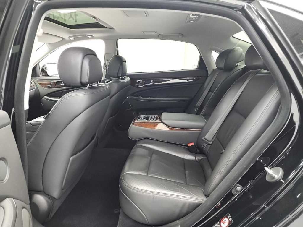 HYUNDAI Equus - Vista 12