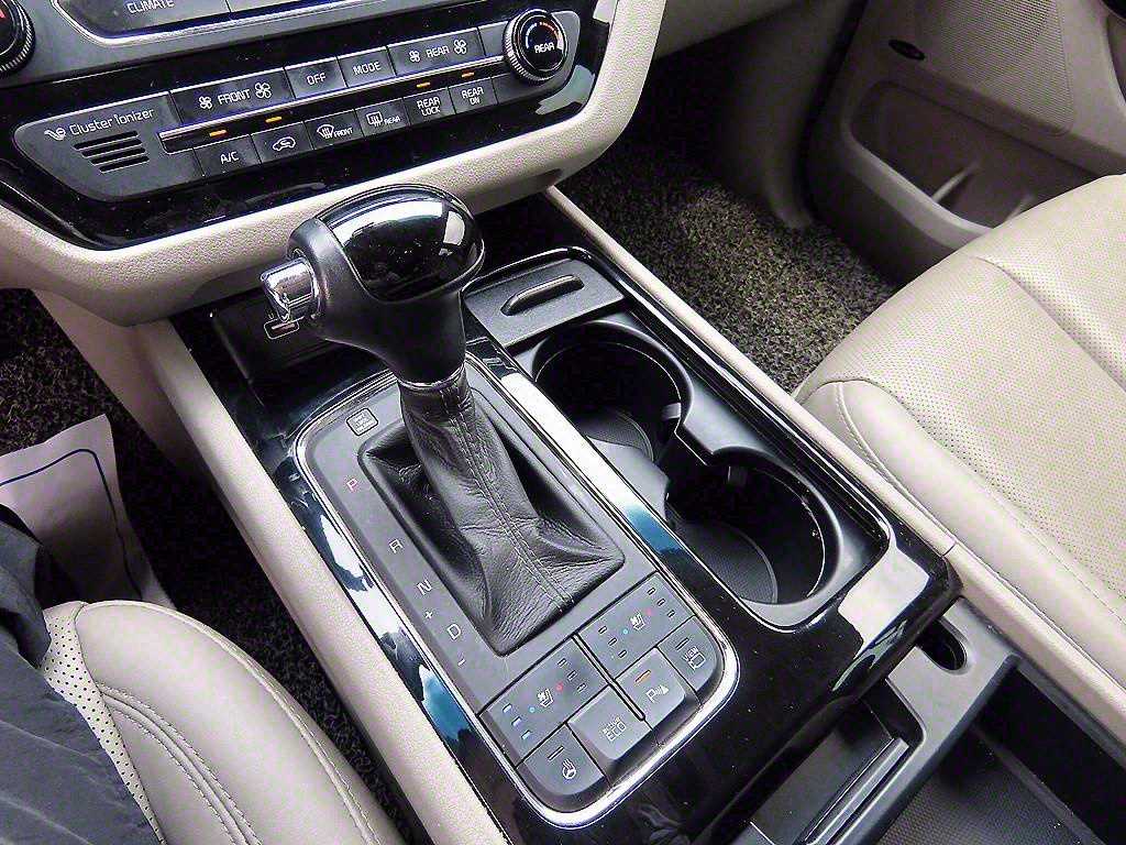 KIA Carnival - Vista 10