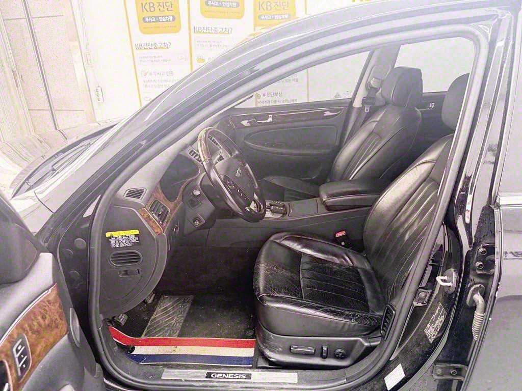 HYUNDAI Genesis - Vista 5