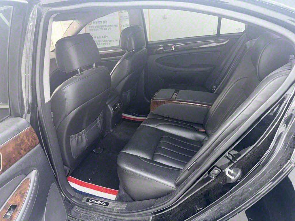 HYUNDAI Genesis - Vista 6