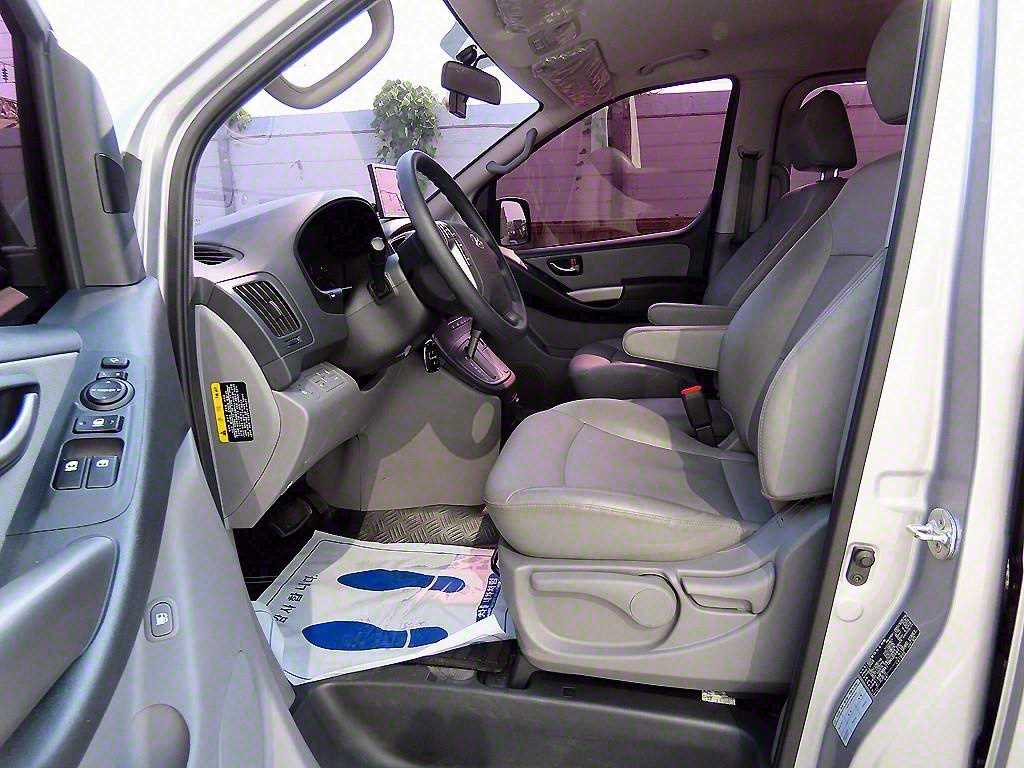 HYUNDAI Starex - Vista 5