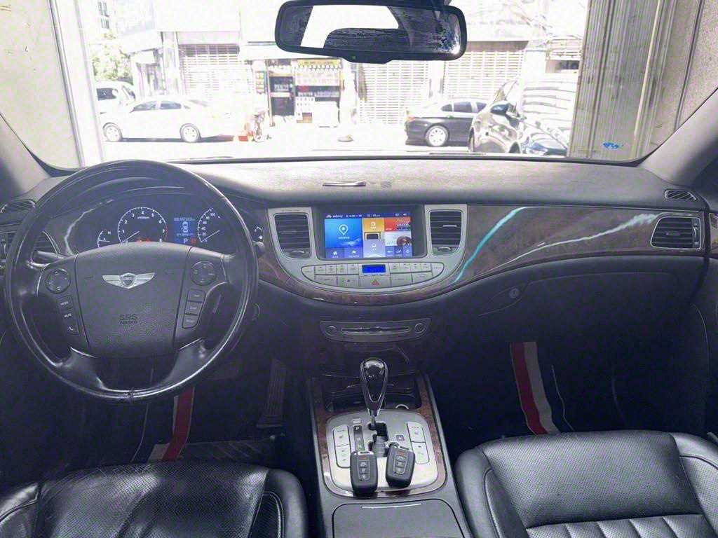 HYUNDAI Genesis - Vista 7