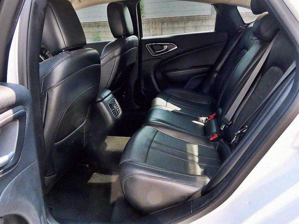 Chrysler 200 - Vista 6