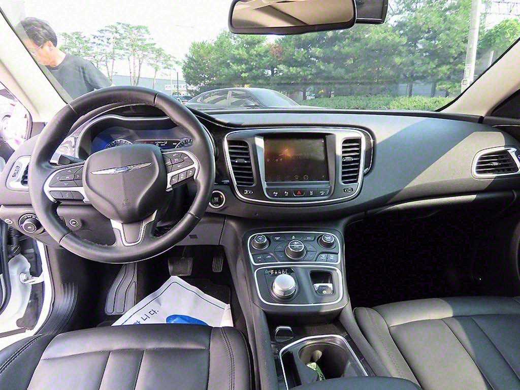 Chrysler 200 - Vista 7
