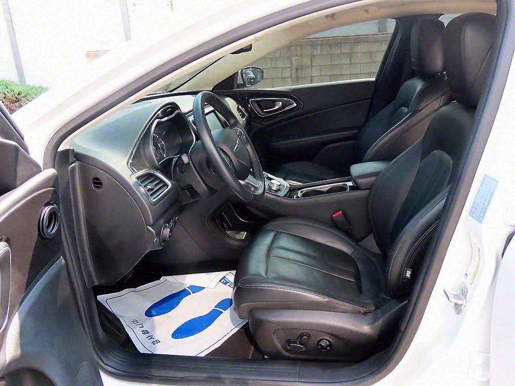 Chrysler 200 - Vista 5