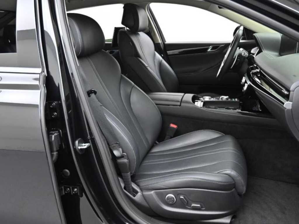 Genesis G80 - Vista 10