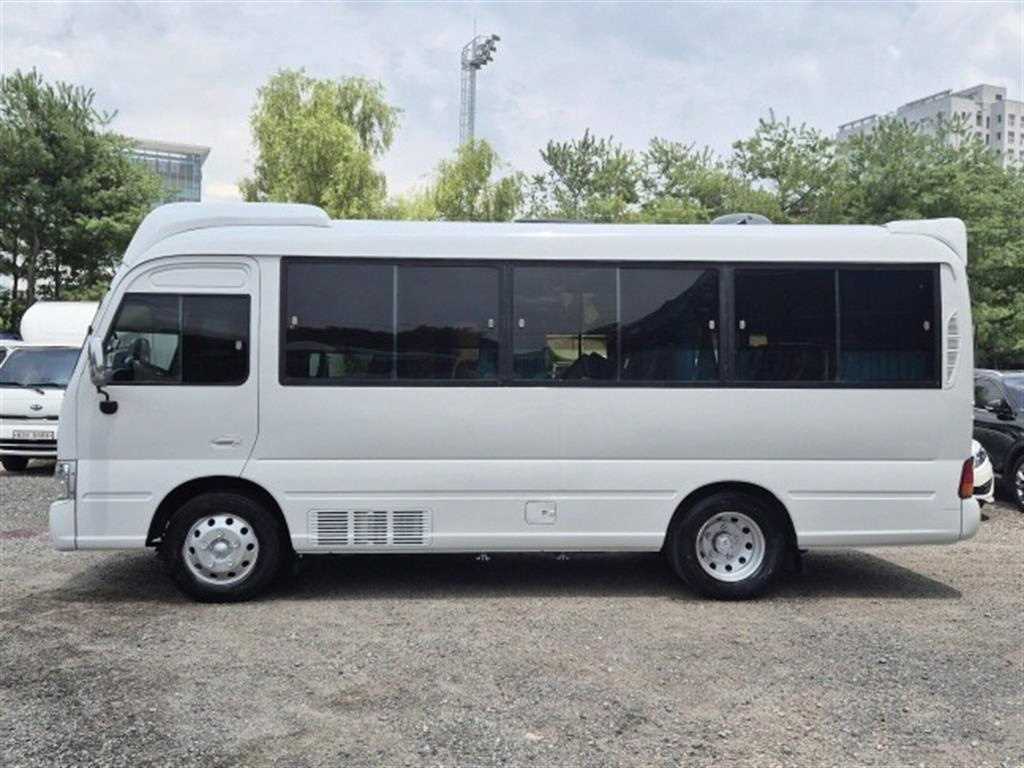 medium and large bus Hyundai bus - Vista 5