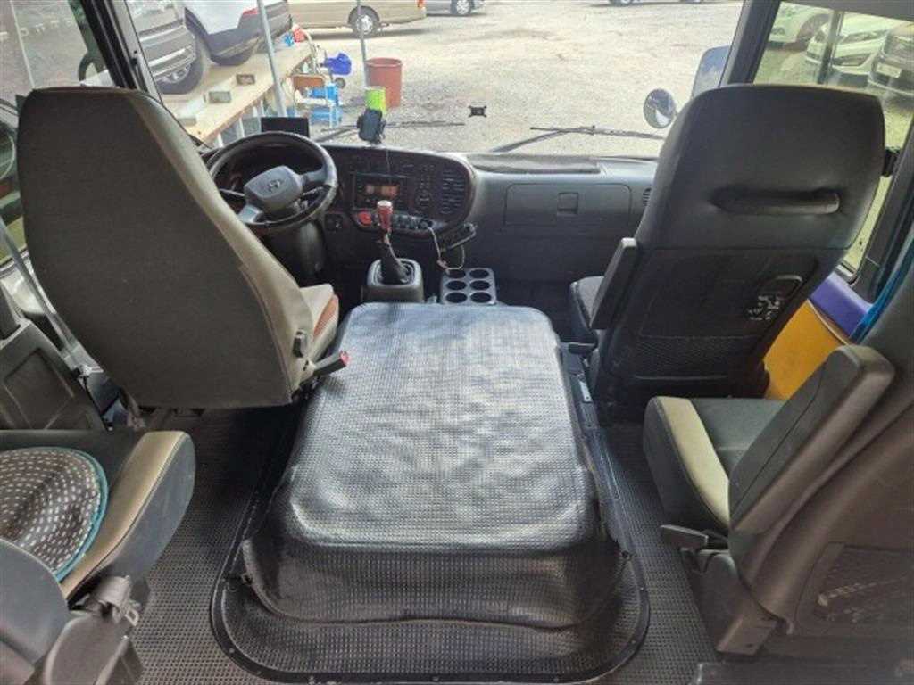 medium and large bus Hyundai bus - Vista 7