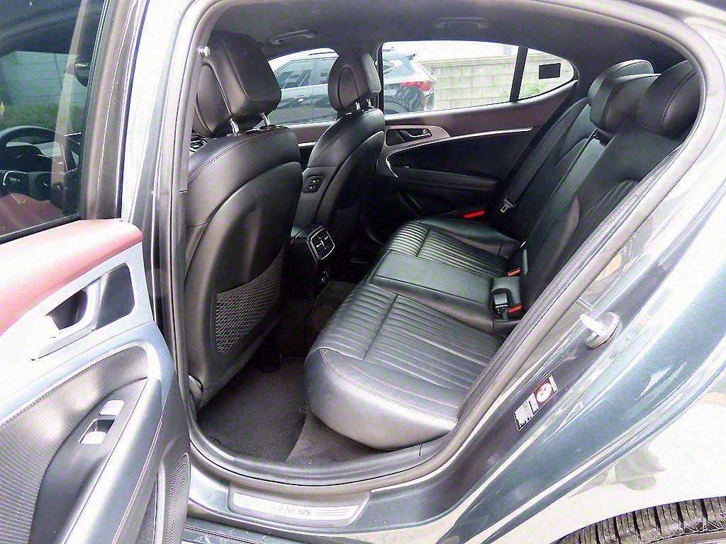 Genesis G70 - Vista 6