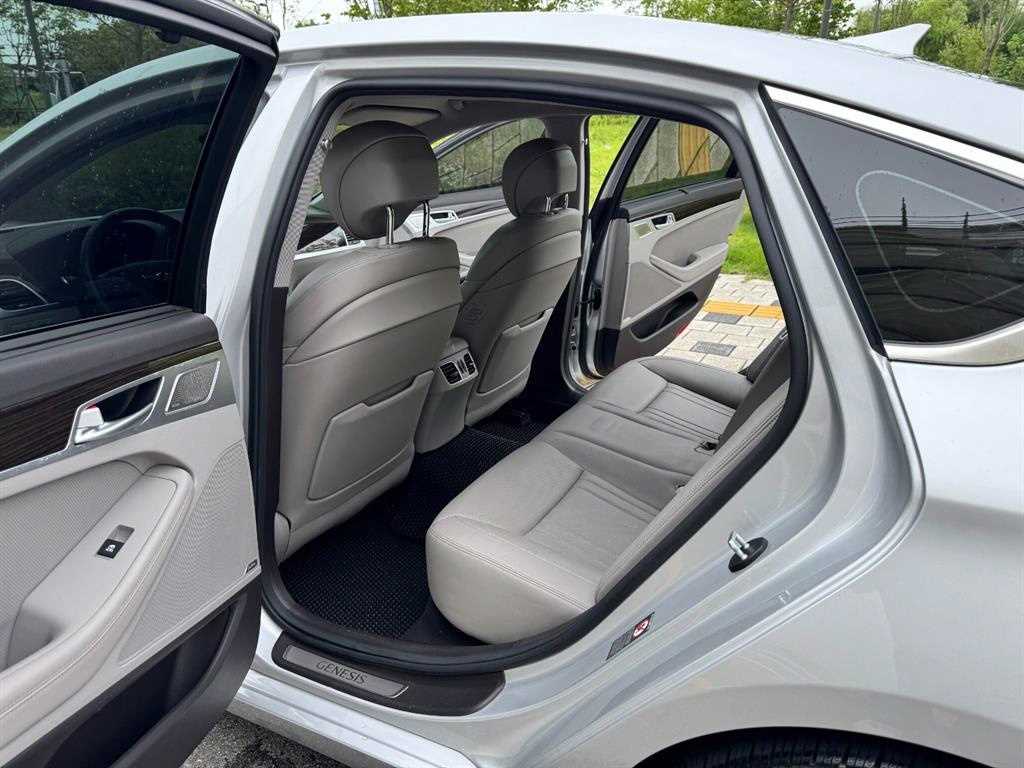 Genesis G80 - Vista 10