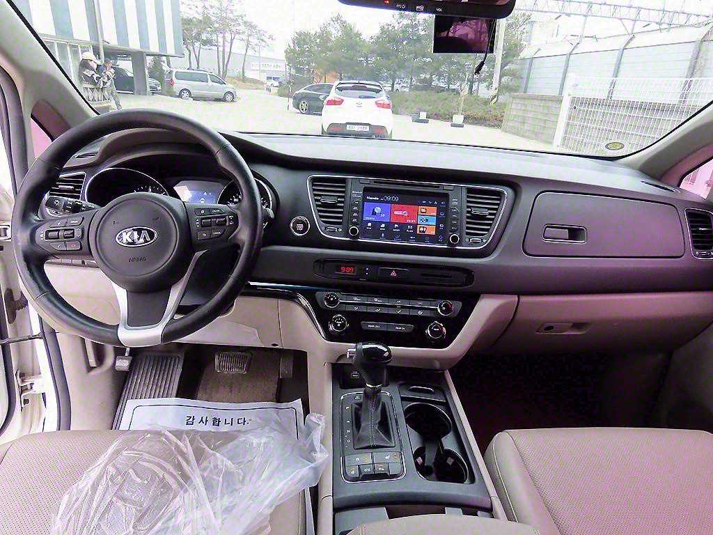 KIA Carnival - Vista 8