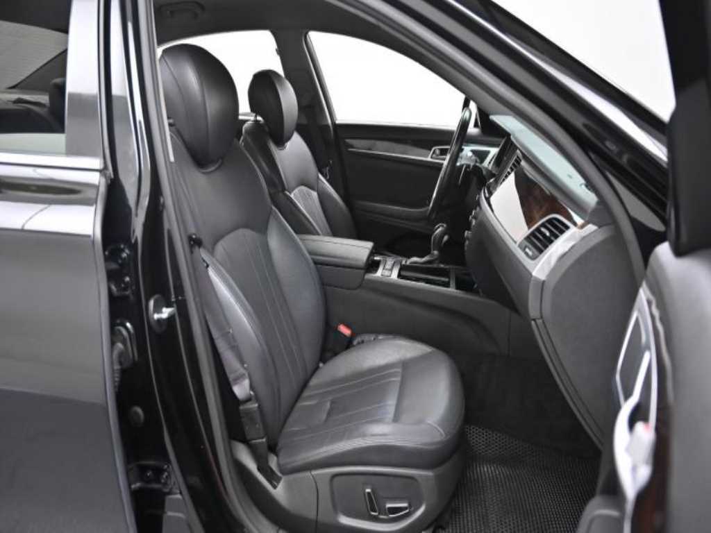 HYUNDAI Genesis - Vista 10