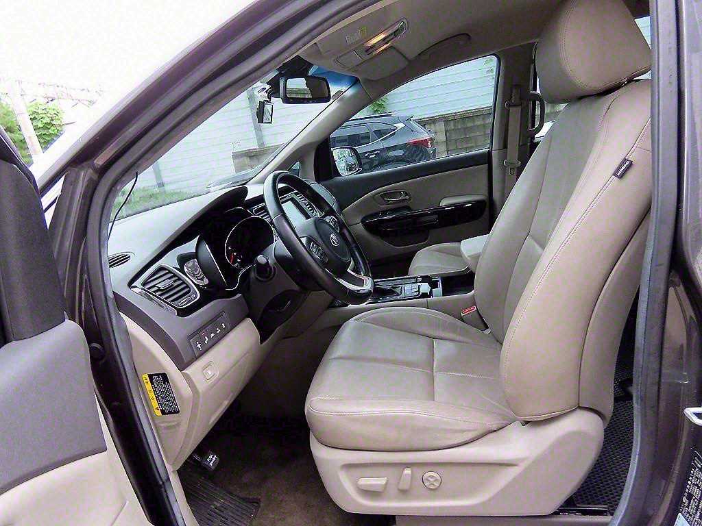 KIA Carnival - Vista 5