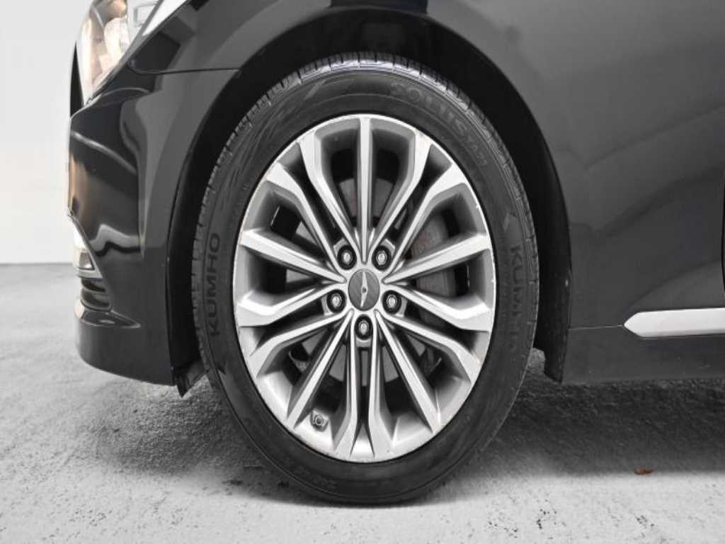 HYUNDAI Genesis - Vista 5