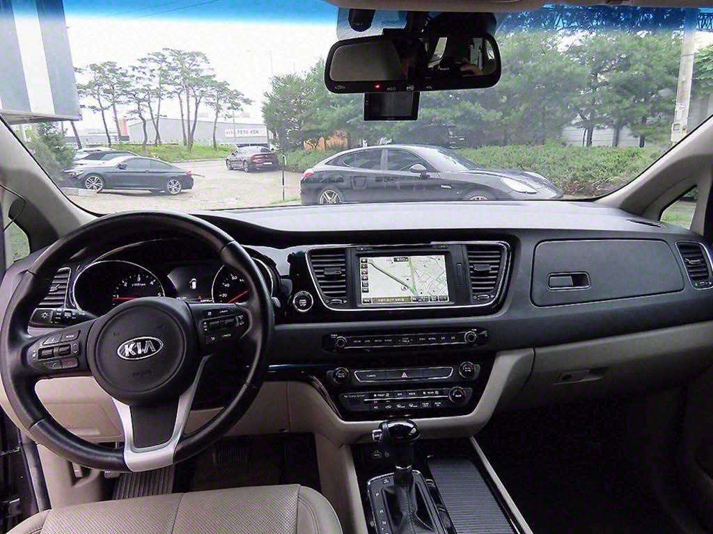 KIA Carnival - Vista 8