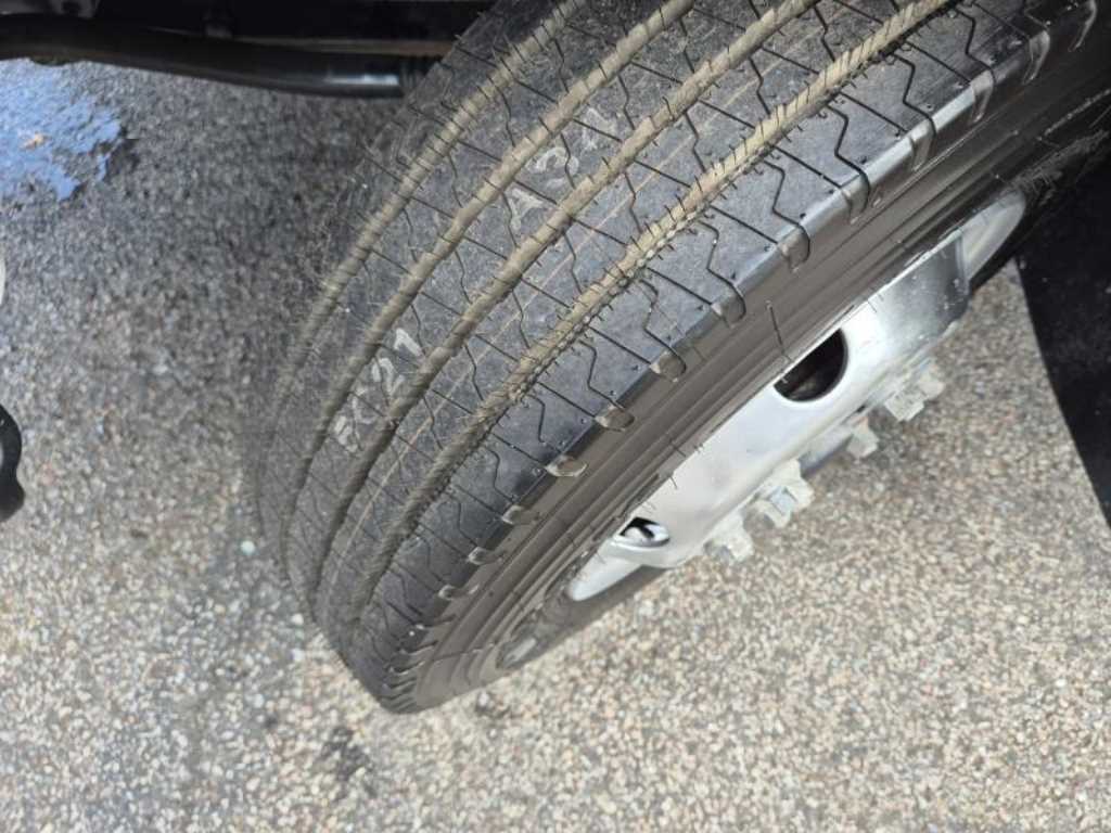 medium and large cargo truck - Vista 9