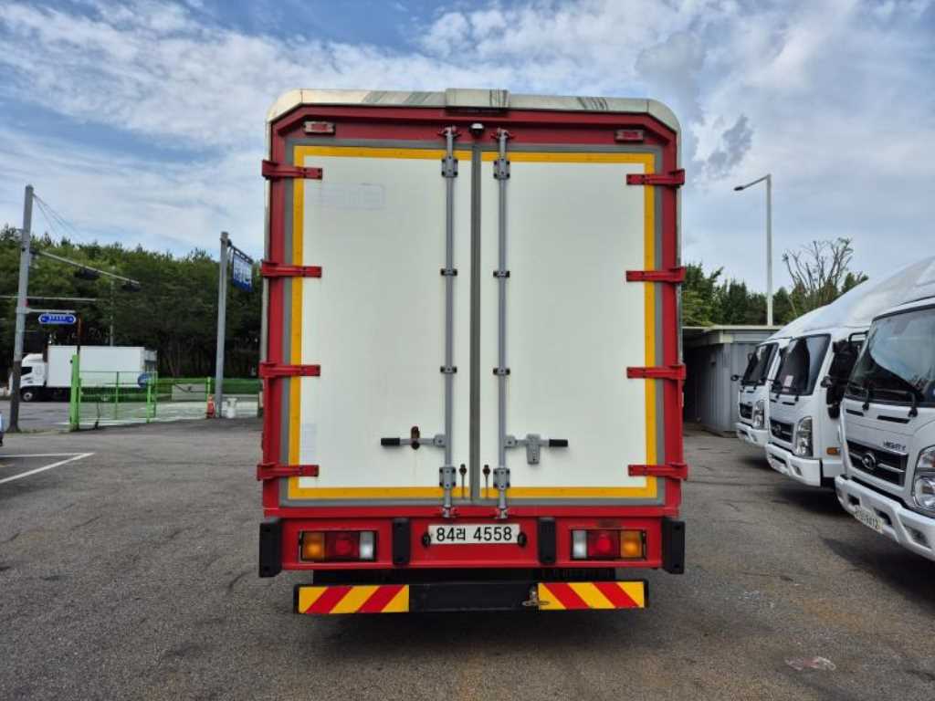 medium and large cargo truck - Vista 6