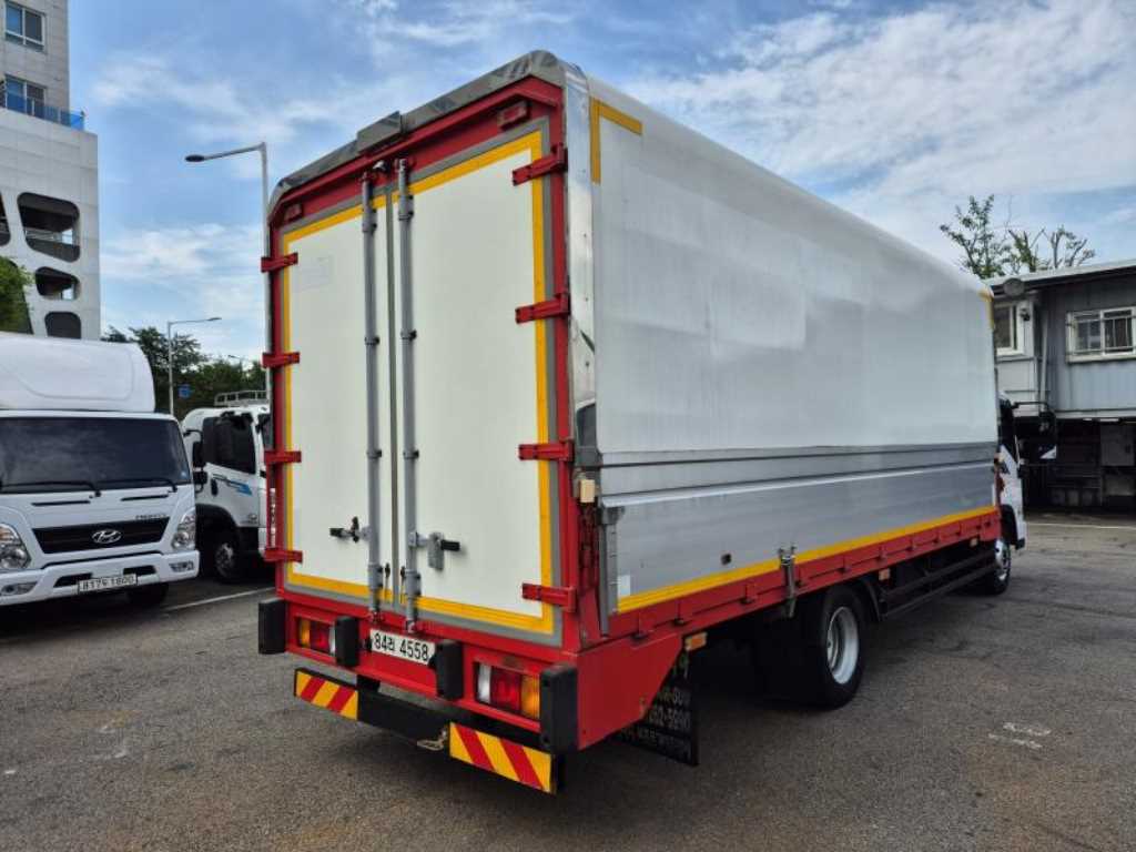 medium and large cargo truck - Vista 7