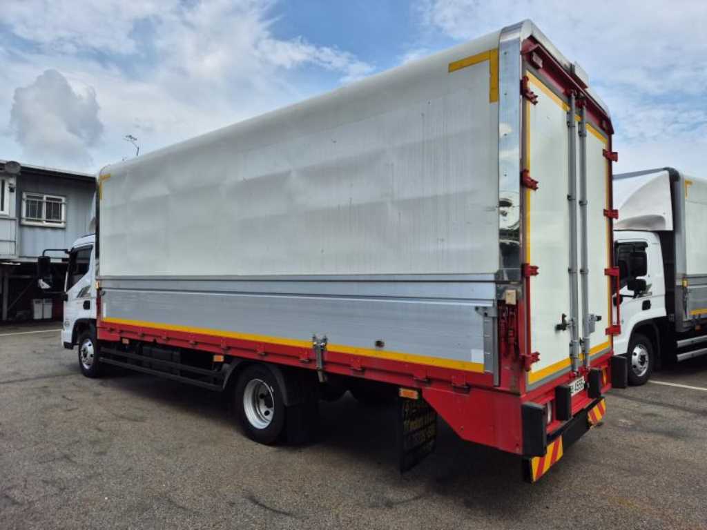 medium and large cargo truck - Vista 5