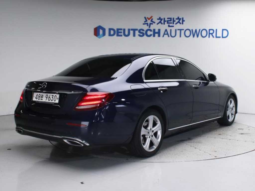 Mercedes Benz E class - Vista 4