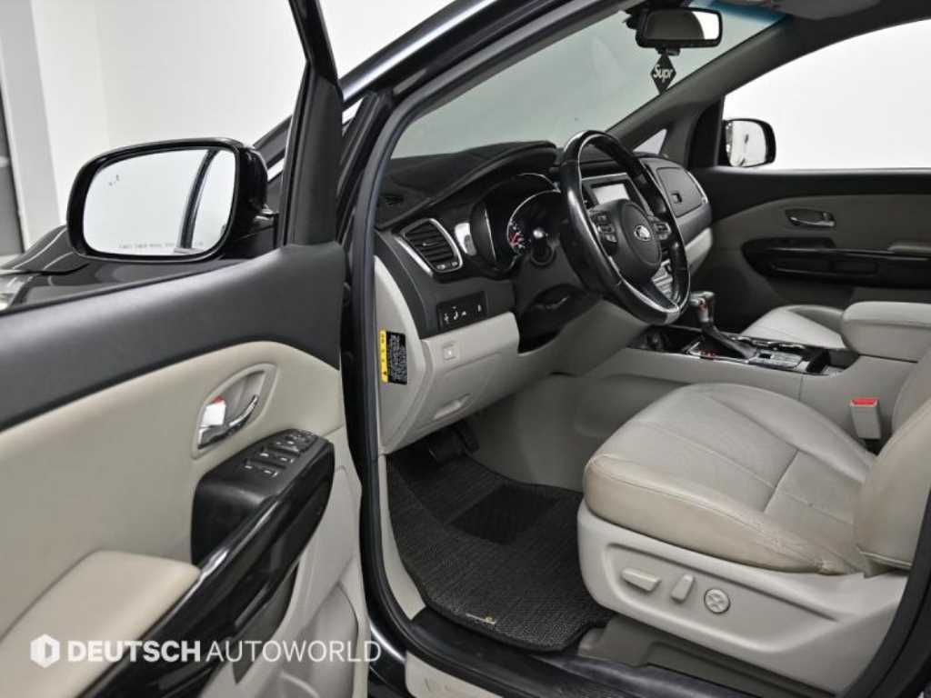 KIA Carnival - Vista 11