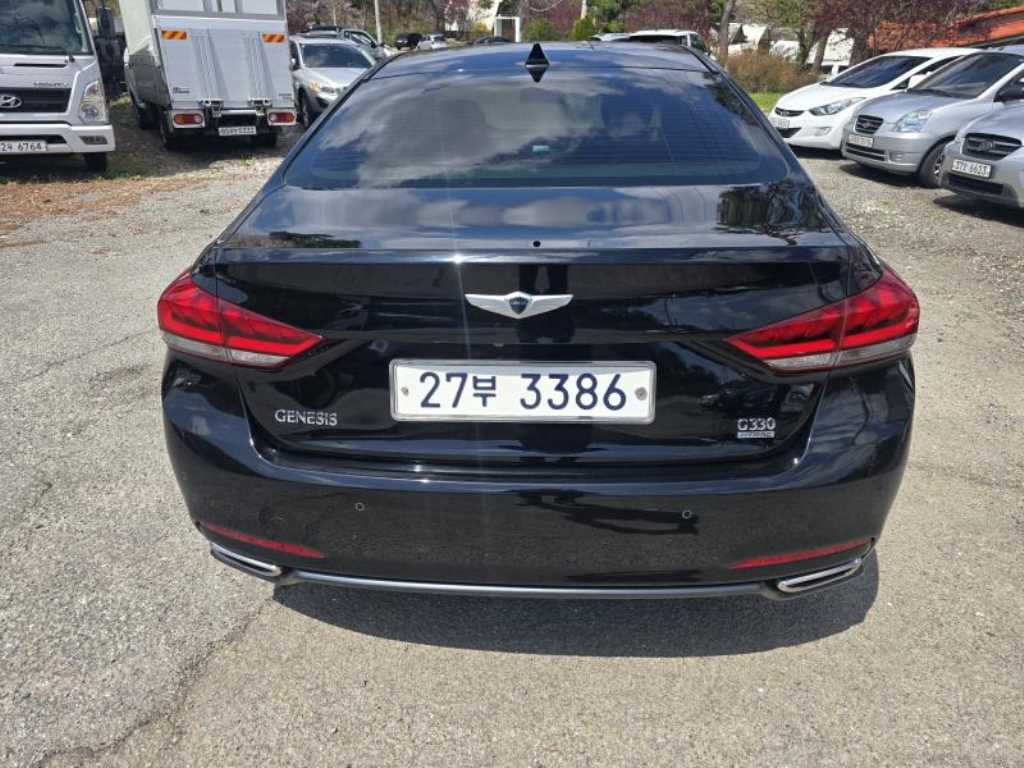 HYUNDAI Genesis - Vista 4