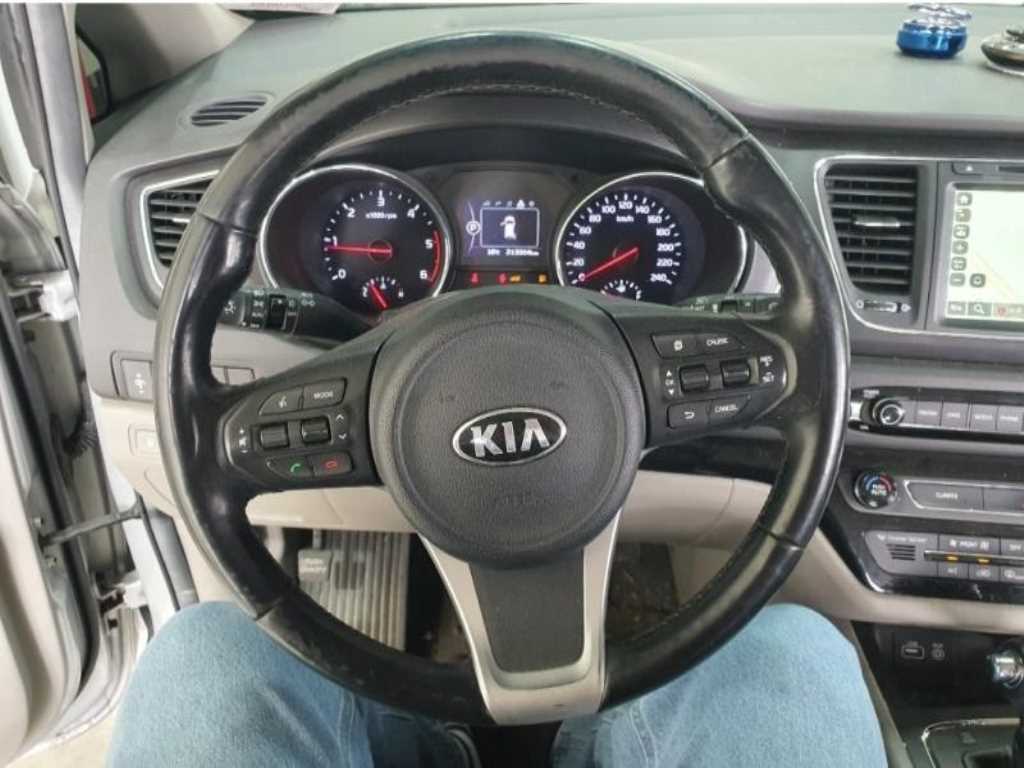 KIA Carnival - Vista 12