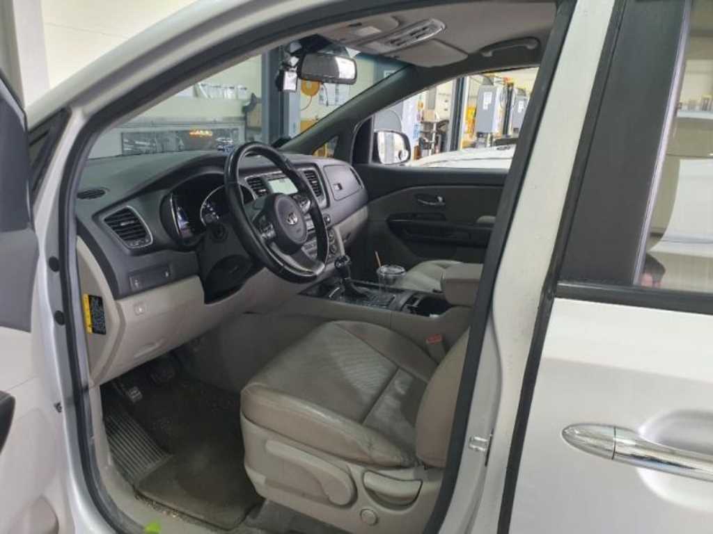 KIA Carnival - Vista 10