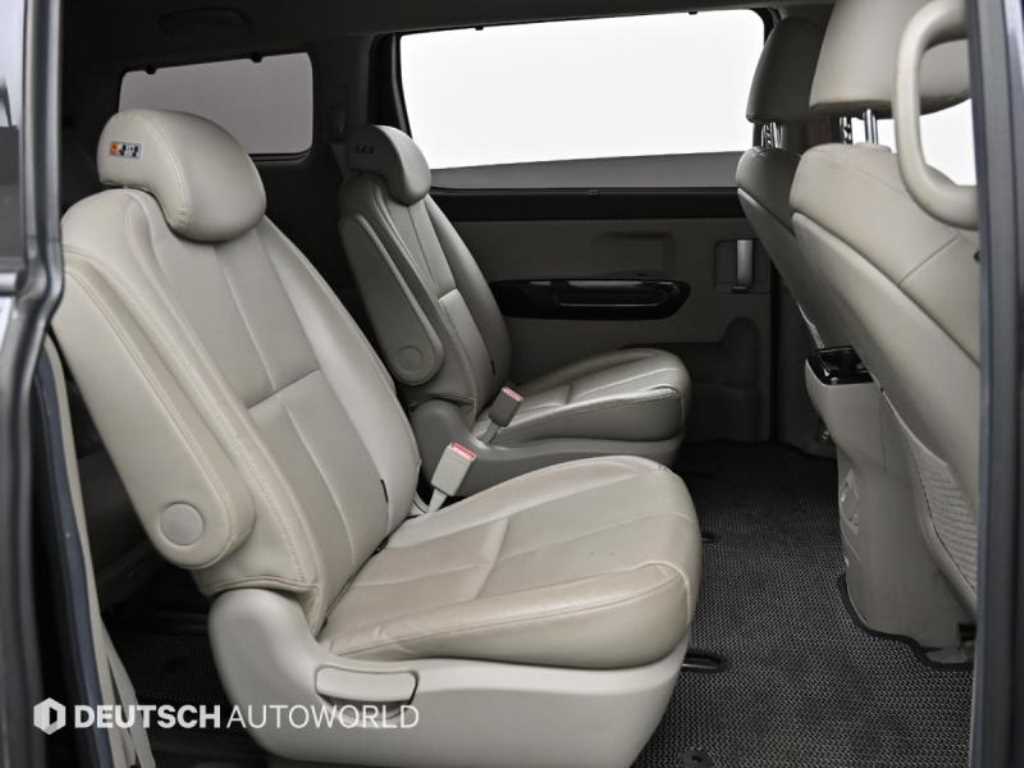 KIA Carnival - Vista 12