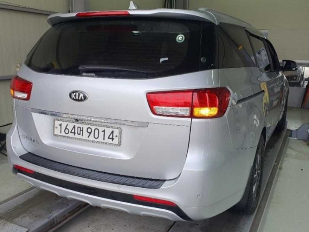 KIA Carnival - Vista 5