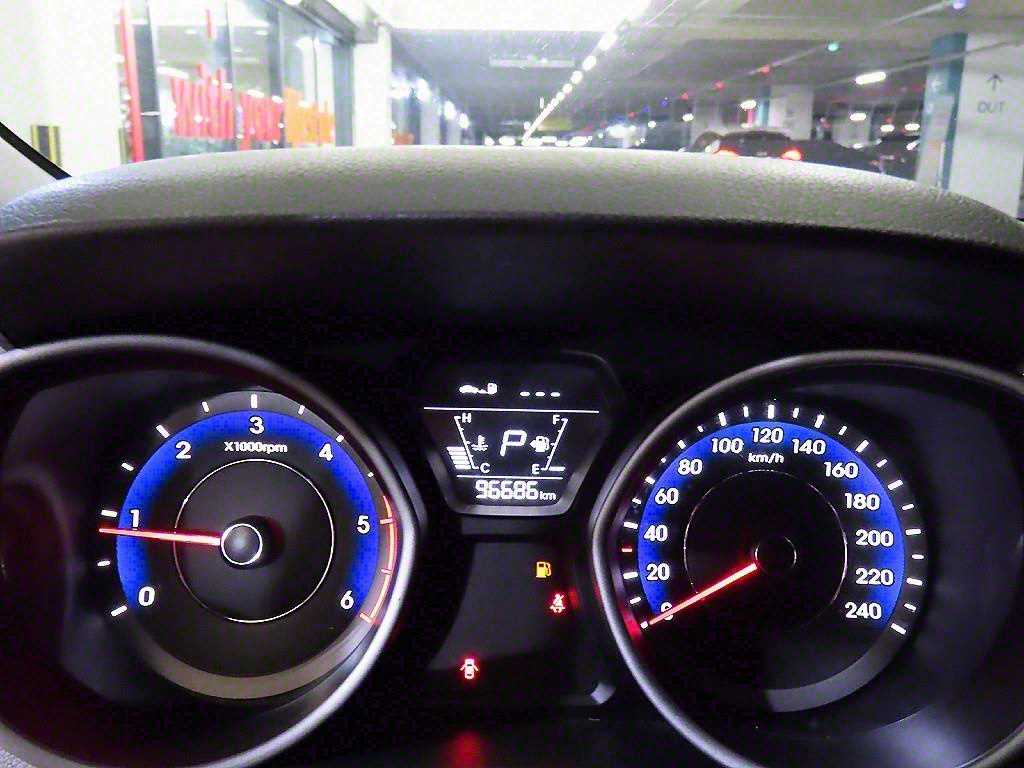 HYUNDAI Avante - Vista 9