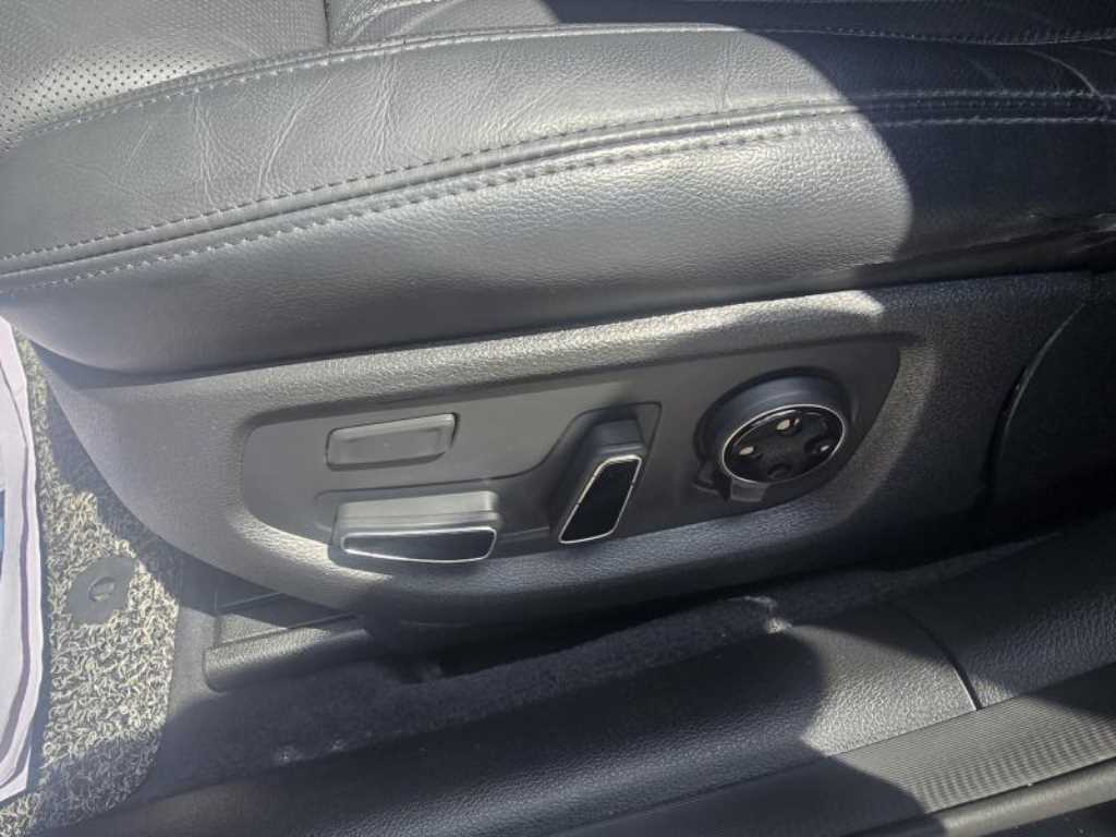 HYUNDAI Genesis - Vista 6