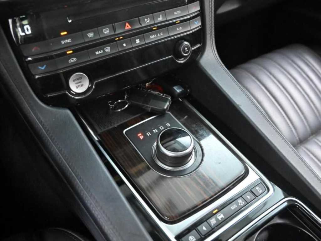 Jaguar F-PACE - Vista 9